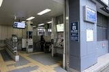 阪急西院駅南改札口と嵐電の四条大宮方面の乗り場は一体化されている（編集部撮影）