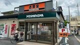 黒を基調とした外観の吉野家C＆C店舗。内装もテーブル席などを増やして女性客やグループ客の取り込みを狙う（記者撮影）