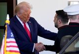 握手でゼレンスキー大統領を迎え入れるトランプ大統領。この後、悪夢のような展開が待っていた（写真：AP／アフロ）