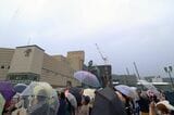 雨が降る長崎駅前に現れた「ブルーインパルス」（写真：恵 知仁）