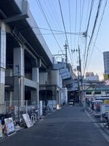 南浦和駅の高架にある謎の出っ張り（奥）（筆者撮影）