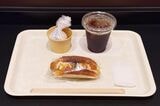 あらびきジャーマンフランクモーニングセット640円。パンに極太の粗挽きソーセージをはさんだパン。ポテサラ入りで子供にも食べやすい味（筆者撮影）