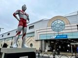 祖師ヶ谷大蔵駅北口の広場には「ウルトラマンシンボル像」がそびえ立つ（筆者撮影）