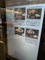 ロースとヒレのカツ定食やカレーを販売している（筆者撮影）