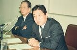 1990年10月19日、当時の伊藤萬（イトマン）常務だった伊藤寿永光氏（右、写真・東洋経済編集部）