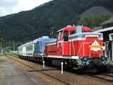 元JR東日本のジョイフルトレイン「やすらぎ」を譲り受けた「サロン・ド・わたらせ」を牽引するわたらせ渓谷鉄道のDE10形（撮影：南正時）