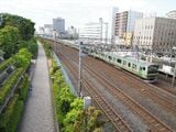 駅付近の線路西側には緑地や公園が広がる（記者撮影）