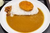モーニングカレーにコロッケをトッピング。とんかつ専門店併設なので、揚げ物は絶品（写真：筆者撮影）