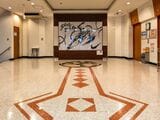 エントランスの床材は張り替えているそうだが、十分レトロな趣だ。奥の絵画も昔は大きな一枚鏡で、ぶつかる社員が続出だったそう（筆者撮影）