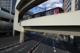 京急蒲田駅付近の高架を走る新1000形（撮影：南正時）