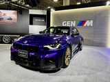 BMW「M2CS」。往年の2002ターボ（1973年）に端を発するスポーツラインの「M2CS」は、ベースの「M2」と3リッター直6エンジンは共用しつつ最高出力を50馬力増しの530ps（390kW）、最大トルクを50Nm増しとした仕様。このショーカーのようにBMWパフォーマンスキットを装着する楽しみも（写真：小川フミオ）