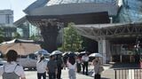 今夏の日本はかつてない猛暑に見舞われた。写真は2023年8月10日の石川・金沢駅前（時事）