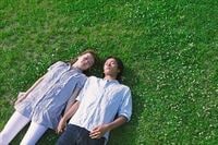 現代の「友達以上、恋人未満」関係の真相 ”添い寝”関係に走る、「恋愛難」の若者たち