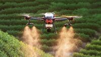中国DJIが｢果物農家｣にドローンを売り込む訳 積載能力の向上で効果的な農薬散布が可能に