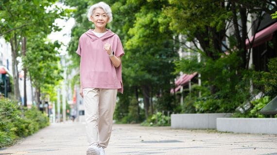 ウォーキングする女性