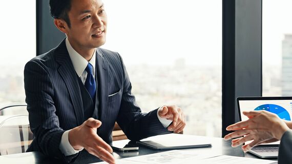 プレゼンするビジネスパーソン