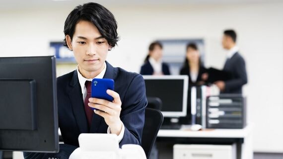 パソコンを操作する会社員