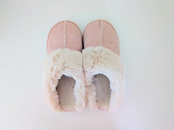 内側にファーのついたルームシューズ