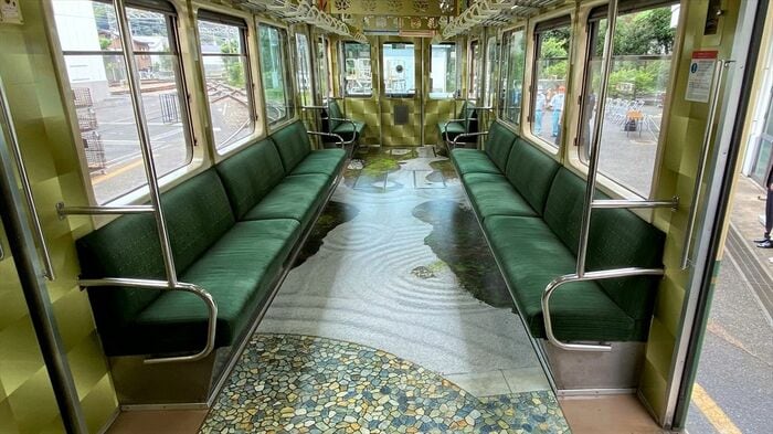 金箔をイメージした壁に枯山水の床が目立つ