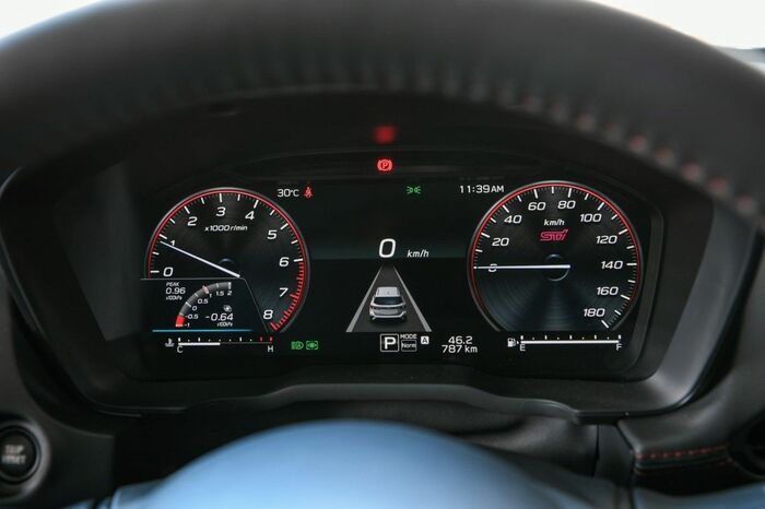 2.4Lのメーターまわり。新たにブースト計の表示が可能になった
