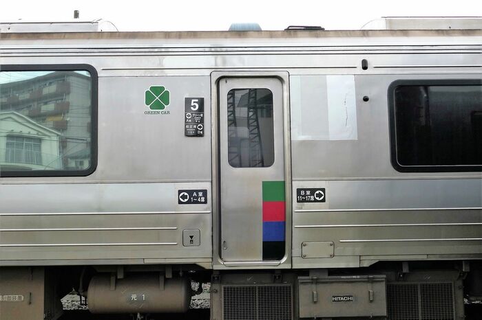 乗降口を境にグリーン車と普通車に分かれる