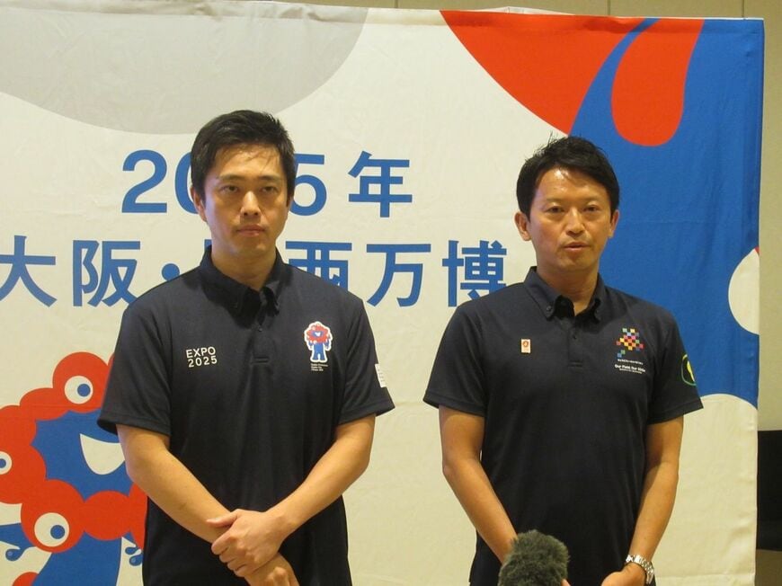 大阪府の吉村洋文知事（左）と並ぶ兵庫県の斎藤元彦知事＝2023年9月（筆者撮影）
