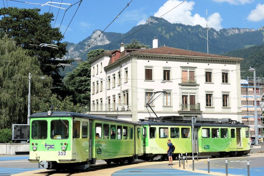 エグル－オロンモンティシャンベリー鉄道は旧形電車が付随車を牽引（筆者撮影）