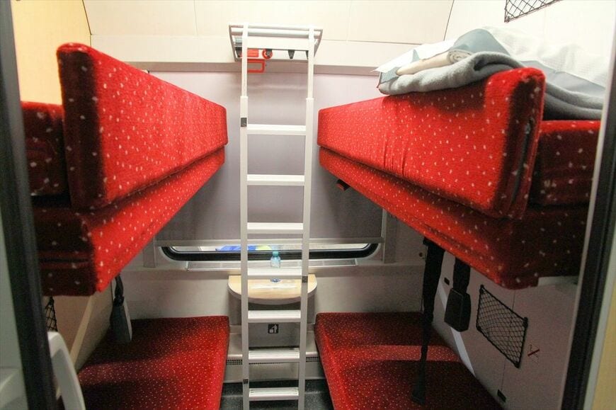 4～6人部屋のクシェットは狭いが横になって休める（撮影：橋爪智之）