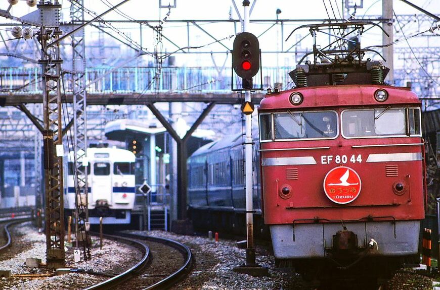 EF80形が牽引するブルートレイン「ゆうづる」が日暮里付近を行く（撮影：南正時）