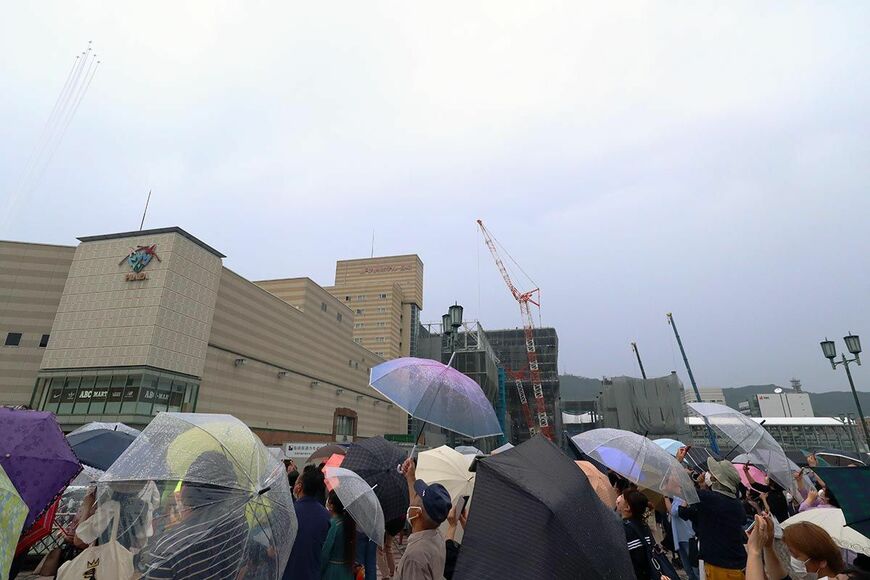 雨が降る長崎駅前に現れた「ブルーインパルス」（写真：恵 知仁）
