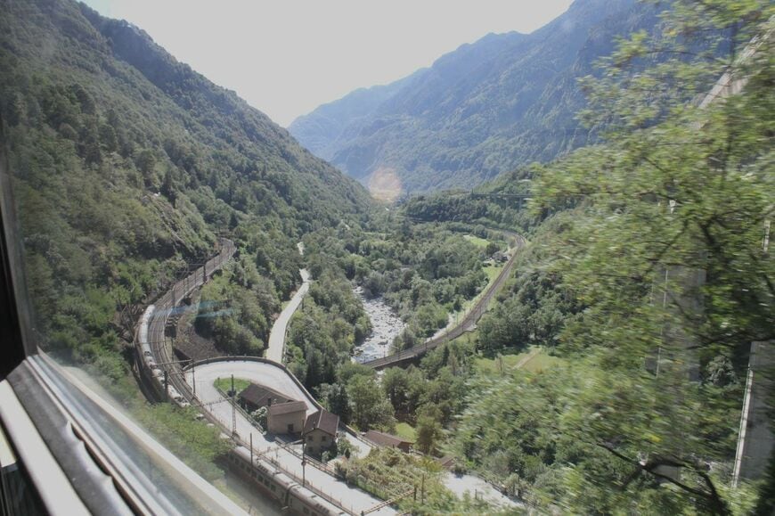 線路が折り重なる風景も引き続き楽しめる（ゴッタルド山線にて＝筆者撮影）