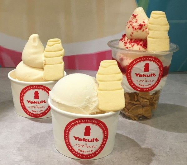 左から時計回りにヤクルトソフトクリーム450円、ヤクルトパフェベリー味600円、アイス de ヤクルト アイスクリーム450円（筆者撮影）