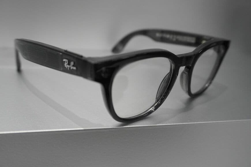 Ray-Ban Meta Optics（Gen 2）。クリアレンズを入れれば、見た目は通常の黒縁メガネに近い（写真：筆者撮影）