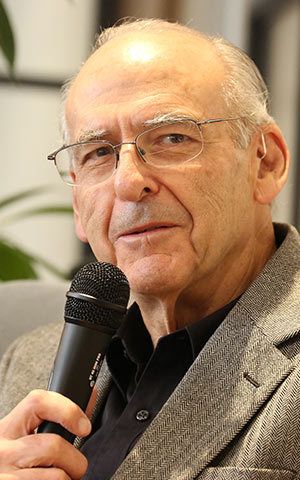 ジェイ・ルービン／翻訳家、日本文学研究家、ハーバード大学名誉教授。1941年ワシントンD.C.生まれ。ハーバード大学名誉教授、翻訳家。芥川龍之介、夏目漱石などの日本を代表する作品の翻訳多数。特に『1Q84』『ノルウェイの森』『ねじまき鳥クロニクル』をはじめとする村上春樹作品の翻訳家として世界的に知られる。著書に日米同時出版となった長編小説『日々の光』（柴田元幸、平塚隼介訳）や『ハルキ・ムラカミと言葉の音楽』（畔柳和代訳）など多数がある