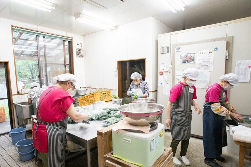 加工場でヨモギペーストを仕込む様子（筆者撮影）