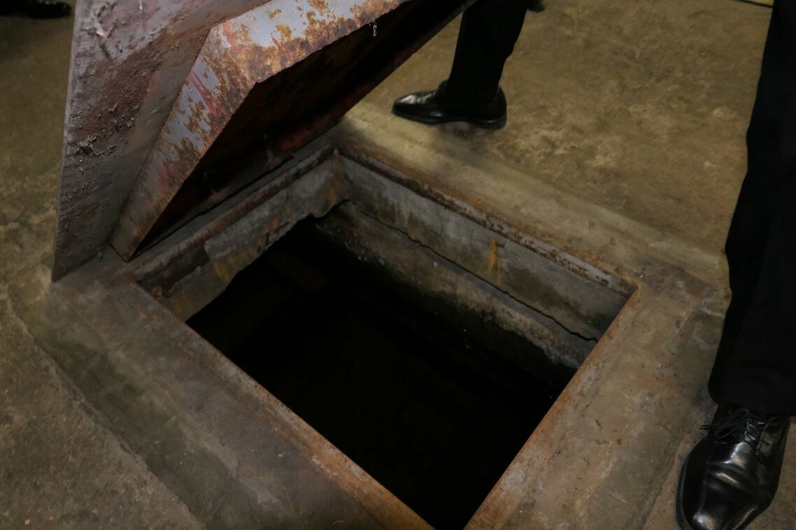 地下の床下には古い水槽も