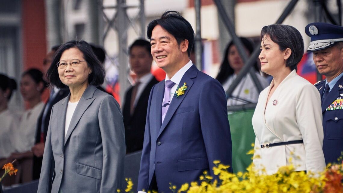 就任式に登場する台湾の蔡英文前総統と頼清徳総統