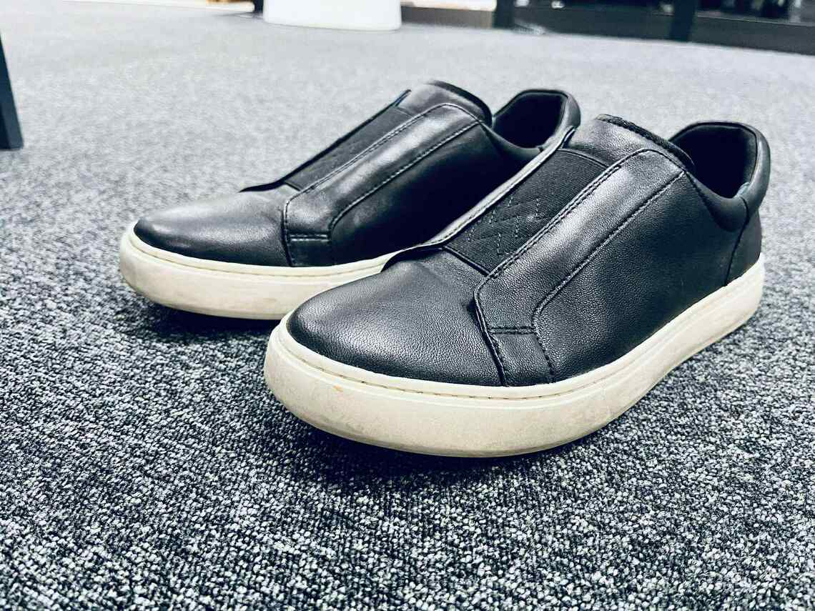 靴紐や補強パーツの切り返しを最小限に抑えた本革スニーカー（写真：筆者撮影）