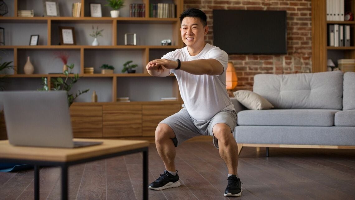 今年こそ筋トレを習慣にして、運動不足を解消する方法を紹介します(写真:Kostiantyn Postumitenko/PIXTA)