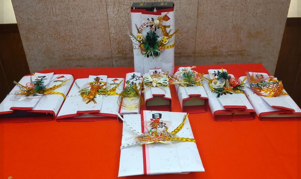 結納を前に並んだ縁起物の数々。手前は目録（写真：高桑稔）