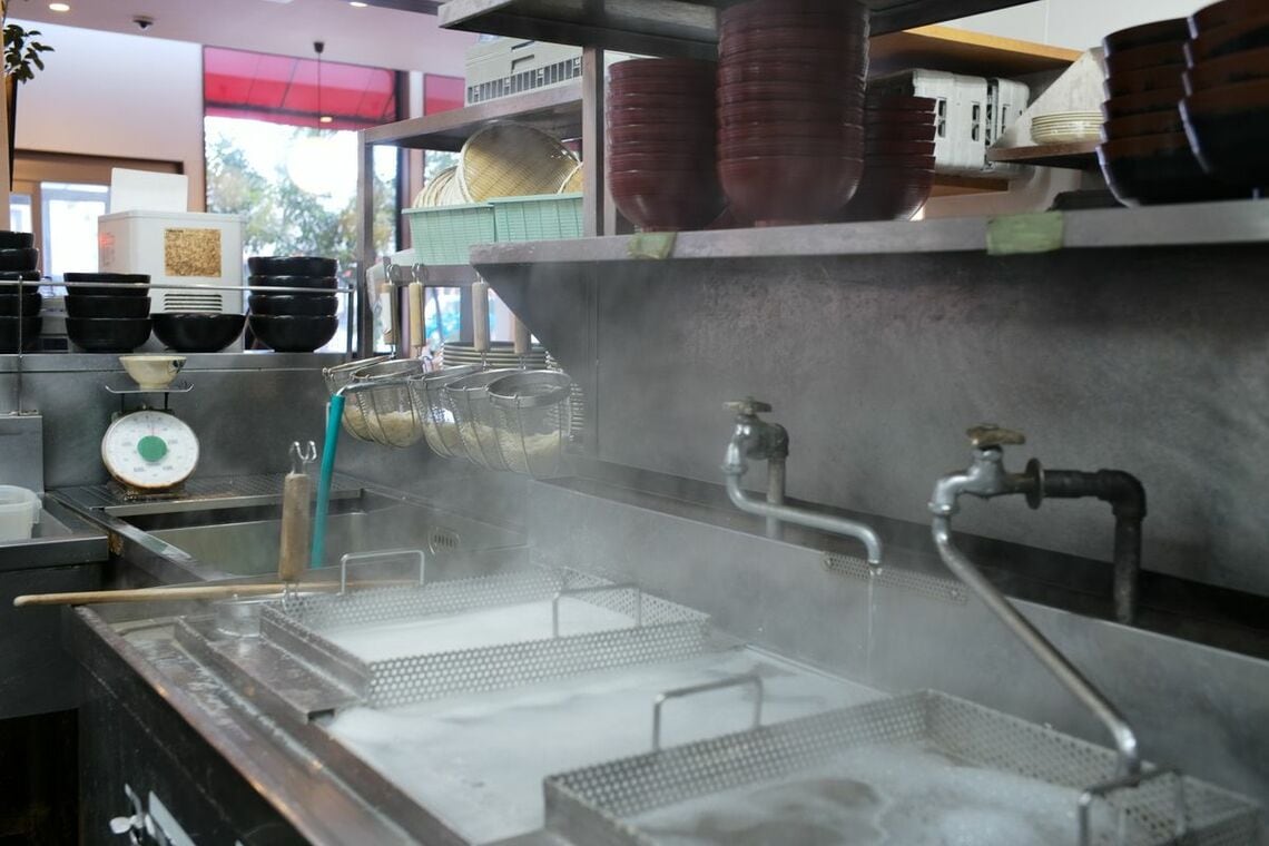 うどんを茹でる釜