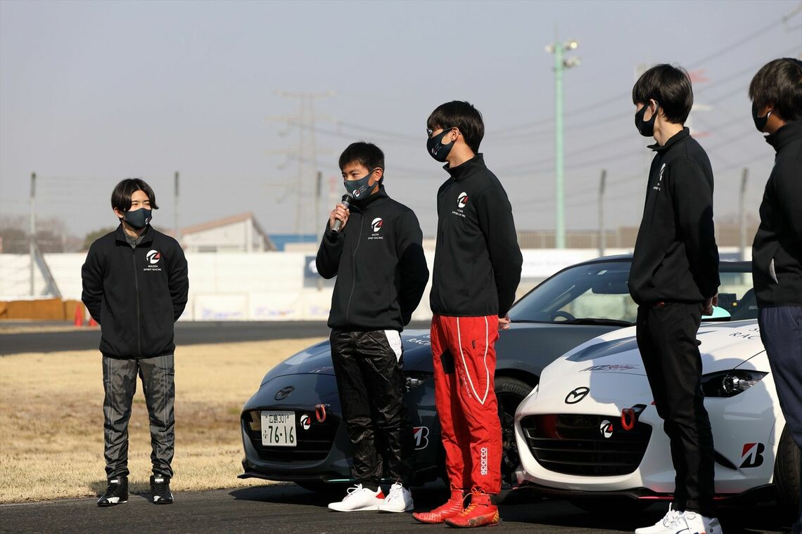 走行後に感想を述べる参加者（写真：マツダ）