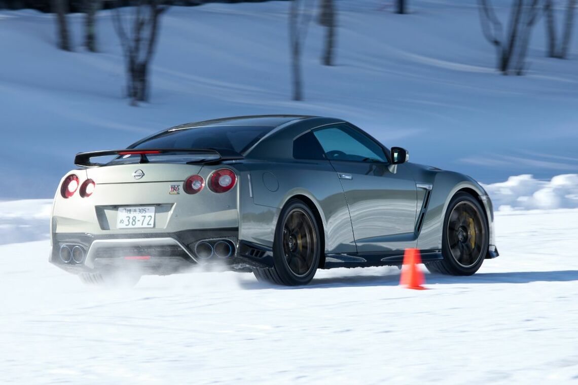 極限までコントロール性を高めているピュアスポーツカーは雪道にも強い（写真：日産自動車）