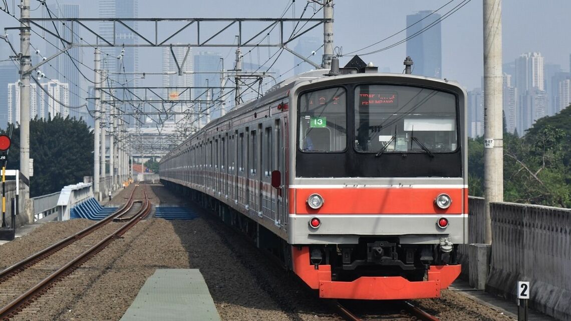 ジャカルタの通勤鉄道で活躍する元JR東日本の205系電車（筆者撮影）