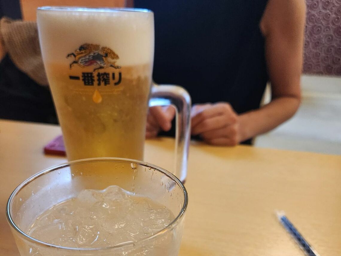 ビールの大ジョッキとグレープフルーツジュース（写真：筆者撮影）