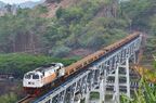高速鉄道用の25mレール輸送。レールをしならせながら