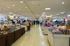 ターミナル百貨店らしく売り場は細長い