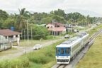 サバ州立鉄道の本線を行くキハ8500系2両編成