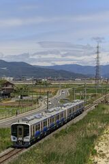 仙石東北ラインの列車はハイブリッド気動車のHB-E210系（筆者撮影）