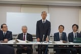 判決の後に弁護団と記者会見した平田恒一郎さん（中央）と弁護団（写真：筆者撮影）